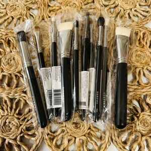 New: Bundle of 10- Morphe Makeup Brushes in Black and Silver!